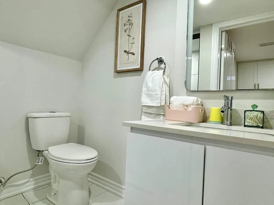 Apartment Renovated - Private Entrance & Kitchen - 1 Bedroom Toronto Canada