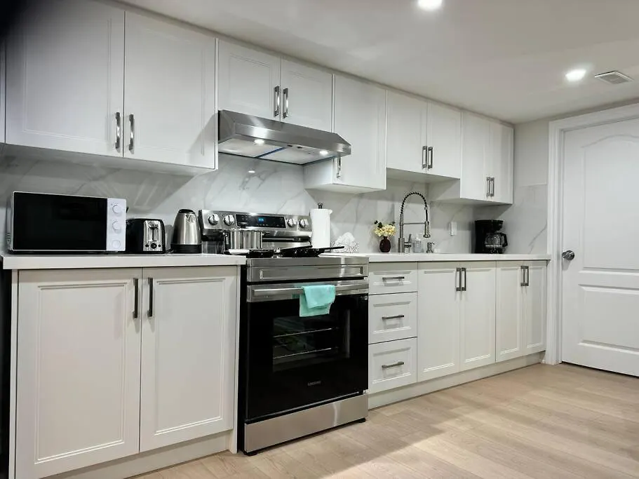Apartment Renovated - Private Entrance & Kitchen - 1 Bedroom Toronto Canada
