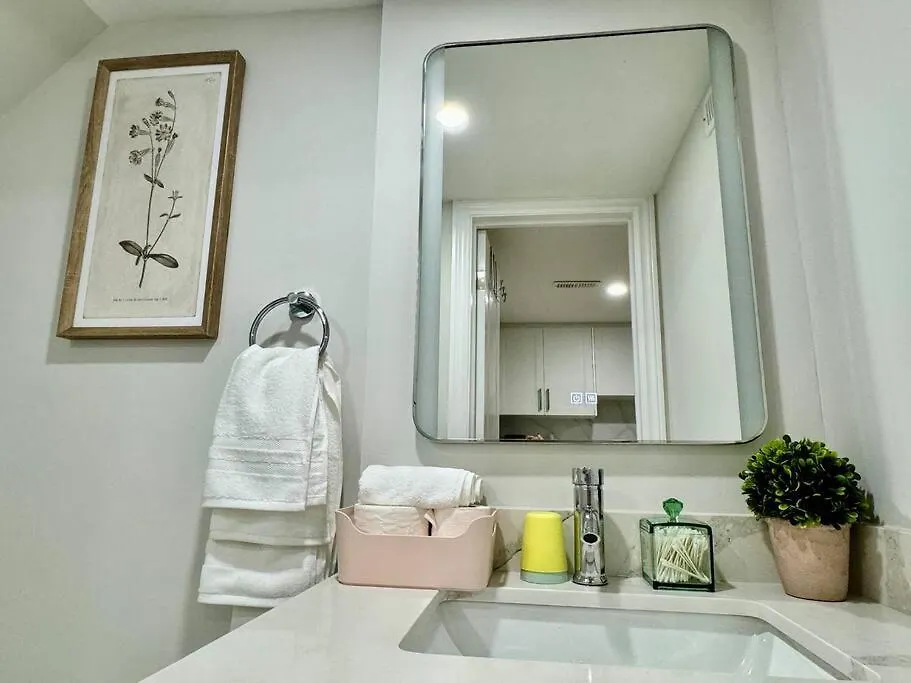 Renovated - Private Entrance & Kitchen - 1 Bedroom Toronto