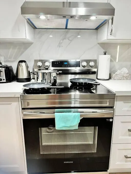 Renovated - Private Entrance & Kitchen - 1 Bedroom Toronto Apartment