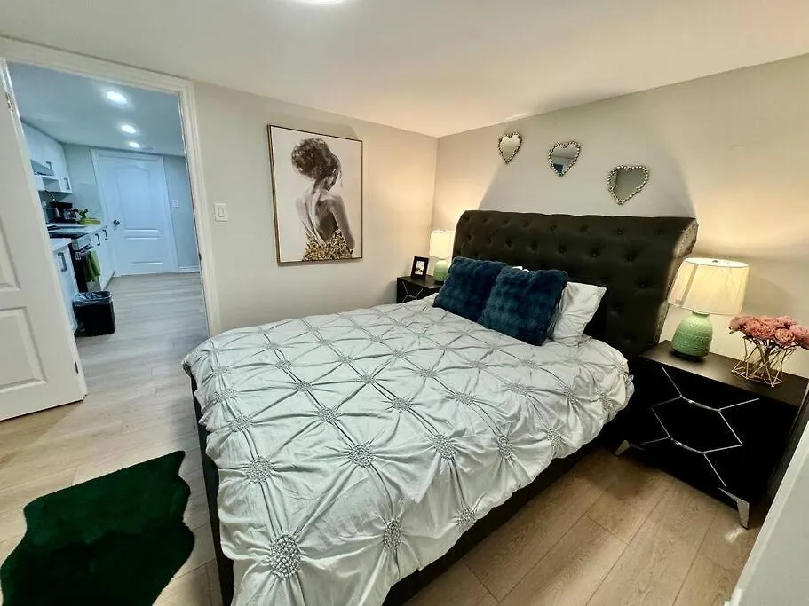 Renovated - Private Entrance & Kitchen - 1 Bedroom Toronto 0*,  Canada